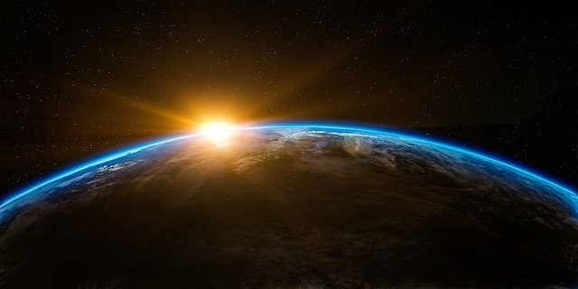 Východ Slunce nad planetou Země